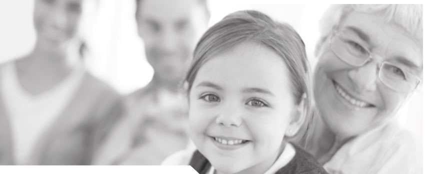 image petite fille souriante dans les bras de dame �g�e souriante. Adultes en arri�re-plan, heureux.